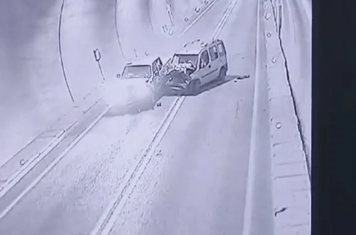 Artvin’de 7 kişinin yaralandığı tünel kazası kamerada