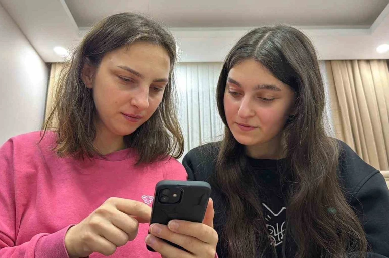 Artvin’de aralarında 11 yaş olan kardeşlerin telefonlarının yüz tanıma şaşkınlığı