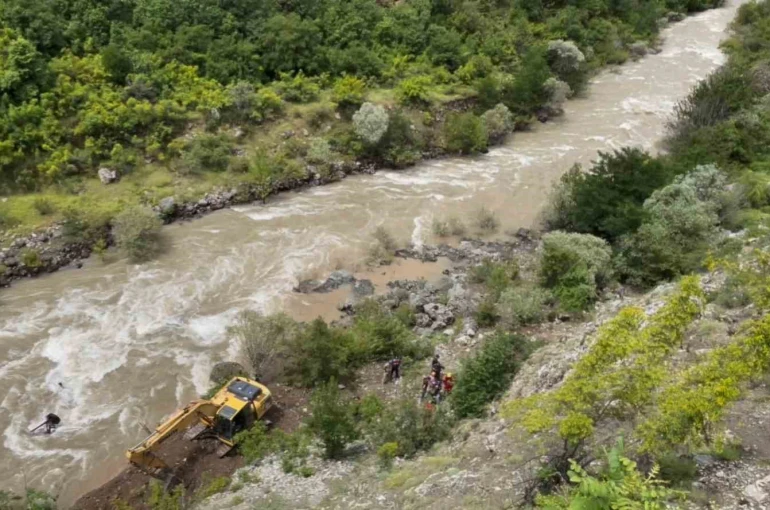 Artvin’de dereye düşen aracı sudan çıkartmak ve baba ile oğlunu bulmak için çalışmalar sürüyor