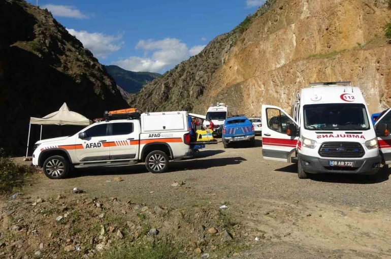 Artvin’de dereye uçan kamyondaki kayıp şahsın cansız bedenine 14 gün sonra ulaşıldı