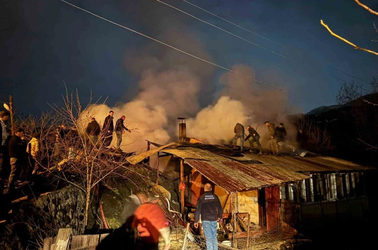 Artvin’de gece yarısı yangın: 1 ev ve odunluk kullanılamaz hale geldi