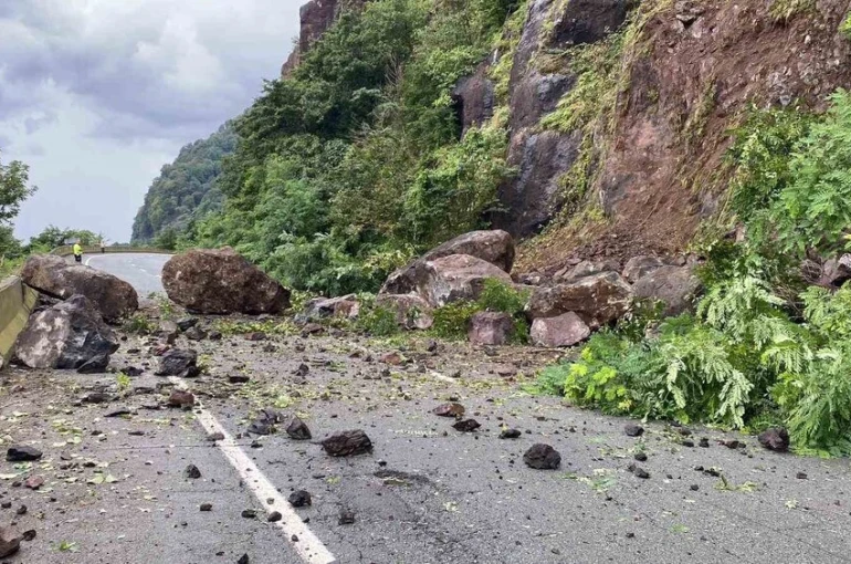 Artvin’de heyelan Karadeniz Sahil Yolu’nu ulaşıma kapattı