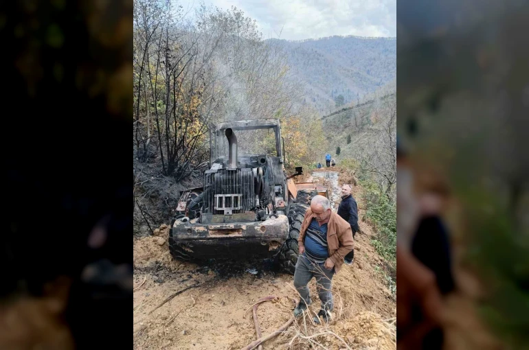 Artvin’de iş makinesi alev aldı