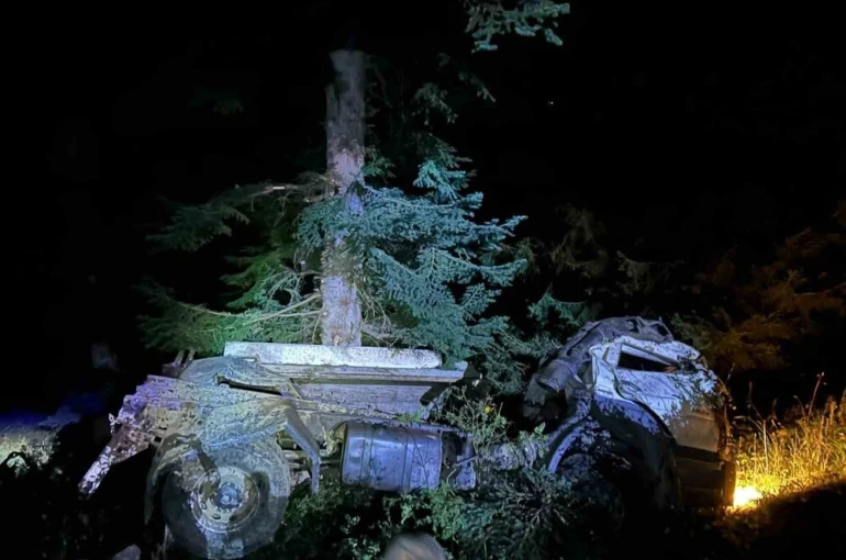 Artvin’de kamyon uçuruma yuvarlandı, karı koca hayatını kaybetti