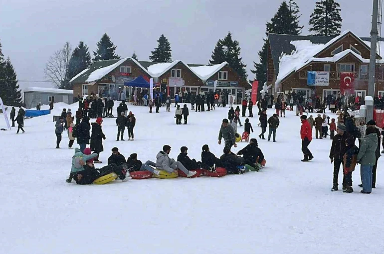 Artvin’de kar şenliği renkli görüntülere sahne oldu