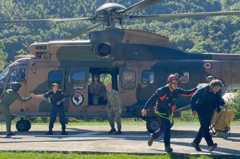 Artvin’de mahsur kalan vatandaşlar ve turistler helikopterle tahliye edildi