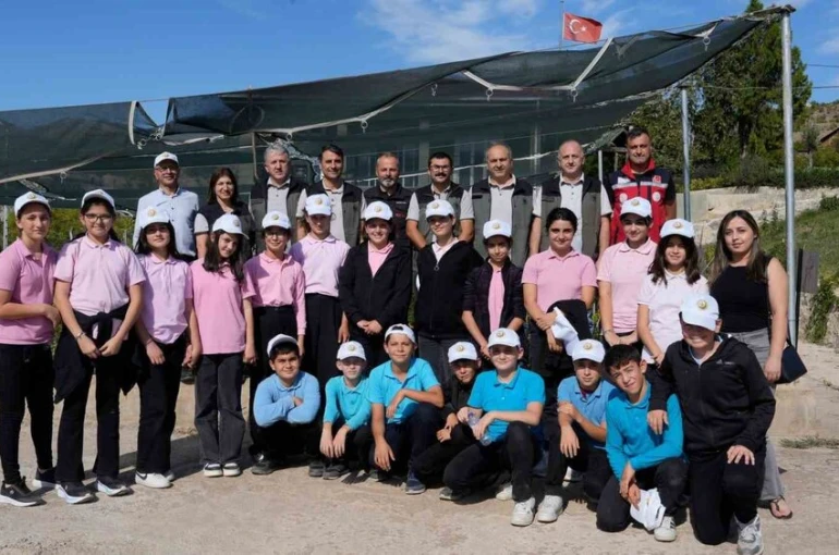 Artvin’de öğrencilere fidan üretimi anlatıldı