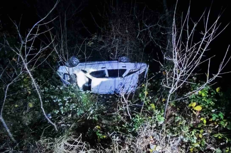 Artvin’de otomobil uçuruma yuvarlandı: 4 yaralı