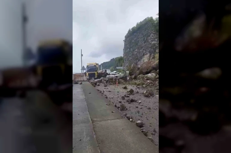 Artvin’de Sarp Sınır Kapısı yolunda heyelan