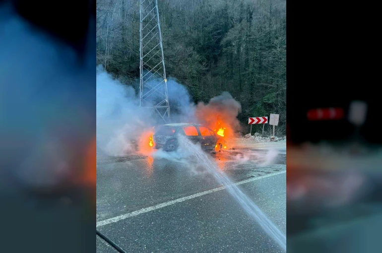 Artvin’de seyir halindeki araç alev aldı
