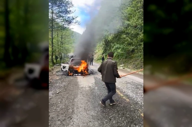 Artvin’de seyir halindeki otomobil alev alev yandı