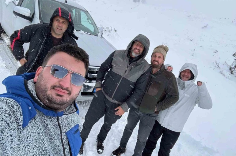 Artvin’de yayla yürüyüşü yapan grup kar sürpriziyle karşılaştı