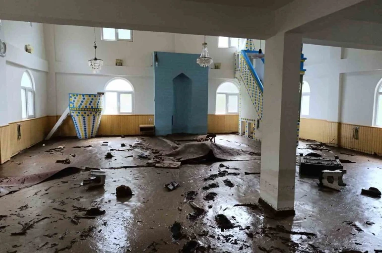 Artvin’in Borçka ilçesindeki sel sonrası Karşıköy Camii çamur içinde kaldı