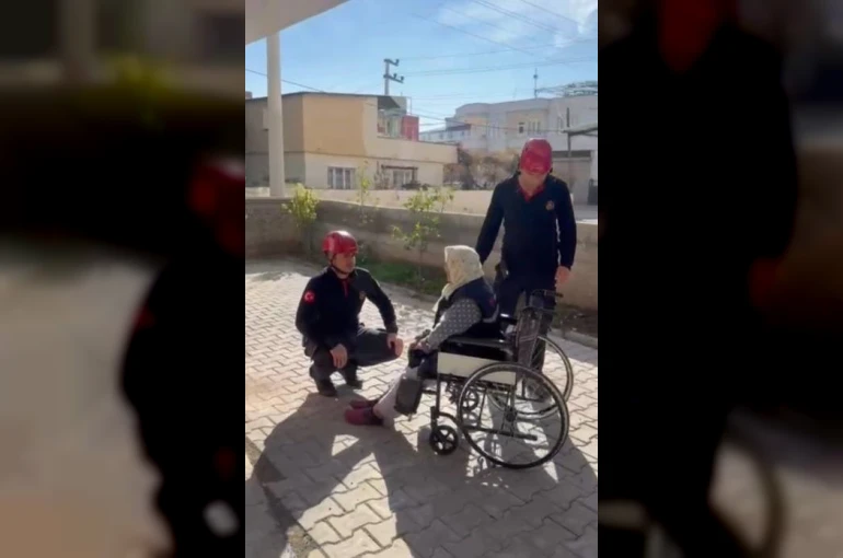 Asansör devre dışı kaldı, itfaiye yaşlı kadını evine taşıdı