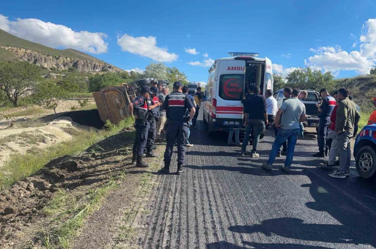 Asfalt çalışmasında kamyon devrildi, sürücü yaralandı