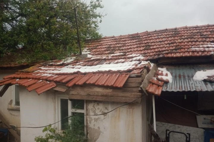 Aşırı sağanak yağış müstakil evin çatısına zarar verdi