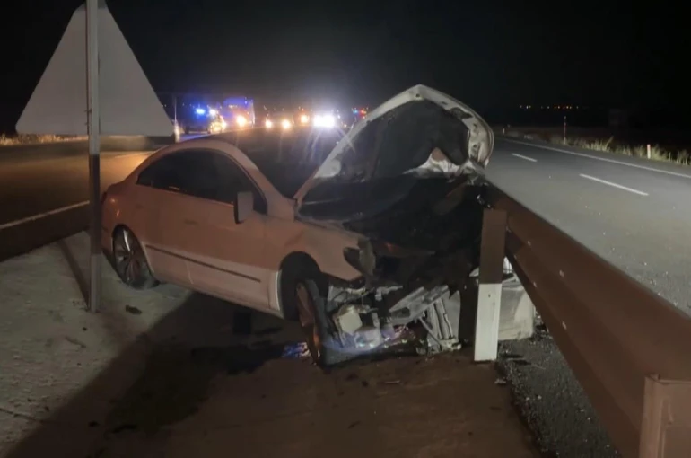 Aşırı süratle 2 aracı hurdaya çeviren sürücü, otostop çekip kaçtı