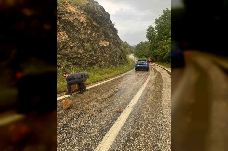 Aşırı yağış sonrası kayalar yola düştü