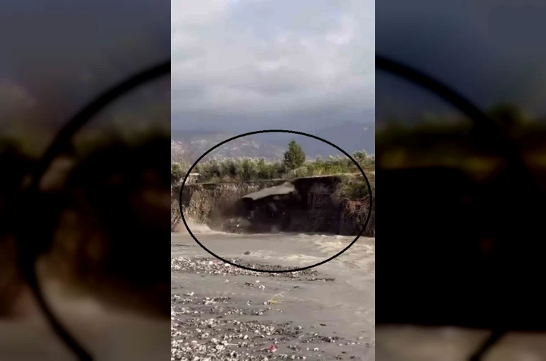Aşırı yağışla birlikte yolda yaşanan çökme anı görüntülendi