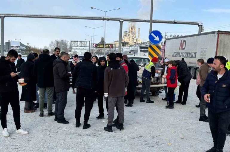 Aşkale Belediyesi’nden yolda kalan sürücülere sıcak ikram