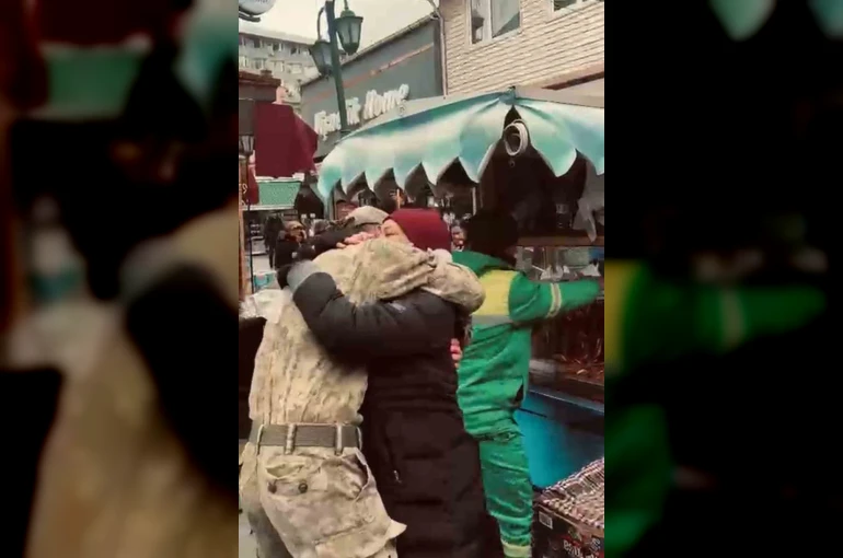 Askerde sandığı oğlunu karşısında gören anne duygulandı
