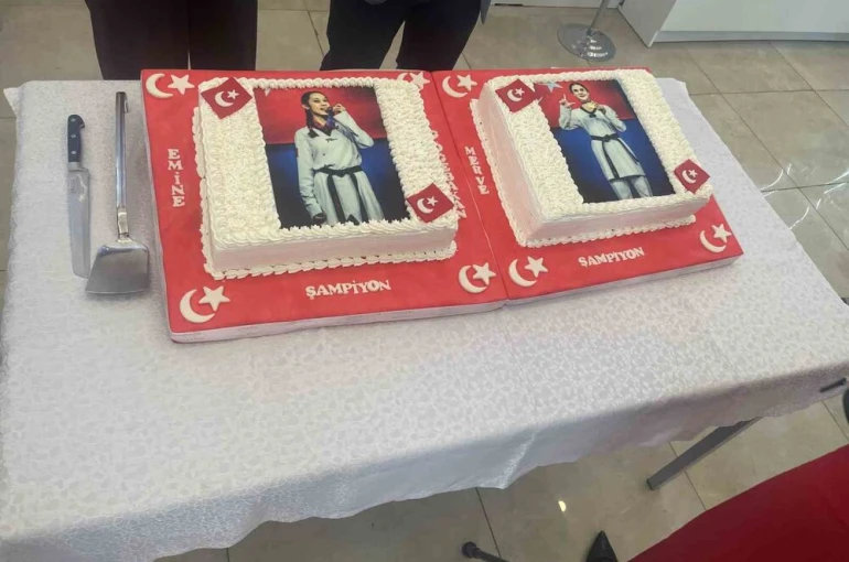 ASKİ Spor Kulübü, dünya şampiyonu sporcular için kutlama pastası kesti