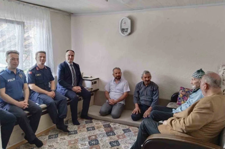 Aslanapa’da şehit aileleri ve gazilere bayram ziyareti