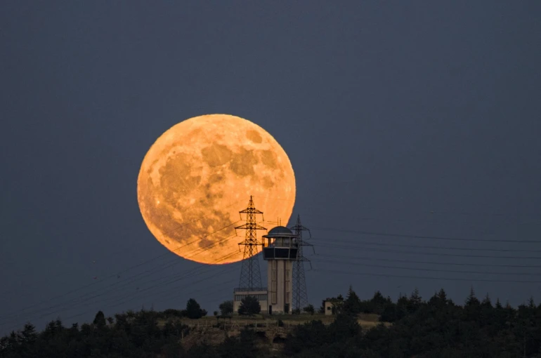 Astrofotoğrafçı ’Çilek Dolunayı’nı böyle görüntüledi 