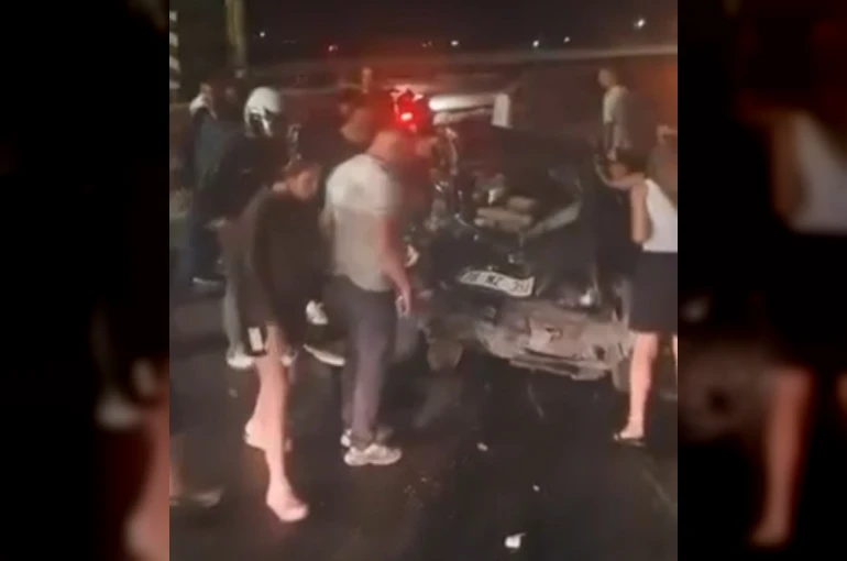 Astsubayları taşıyan otomobil bariyerlere çarptı: 3 yaralı
