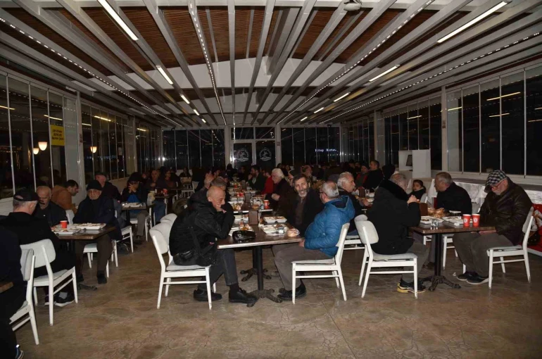 Atakum Belediyesi Şehit Ömer Halisdemir Parkı’nda ücretsiz iftar hizmeti