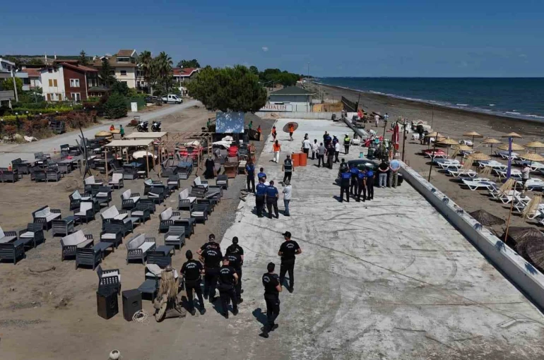 Atakum sahilinde işgal denetimi: Kumsaldaki masa, sandalye ve şezlonglar kaldırıldı