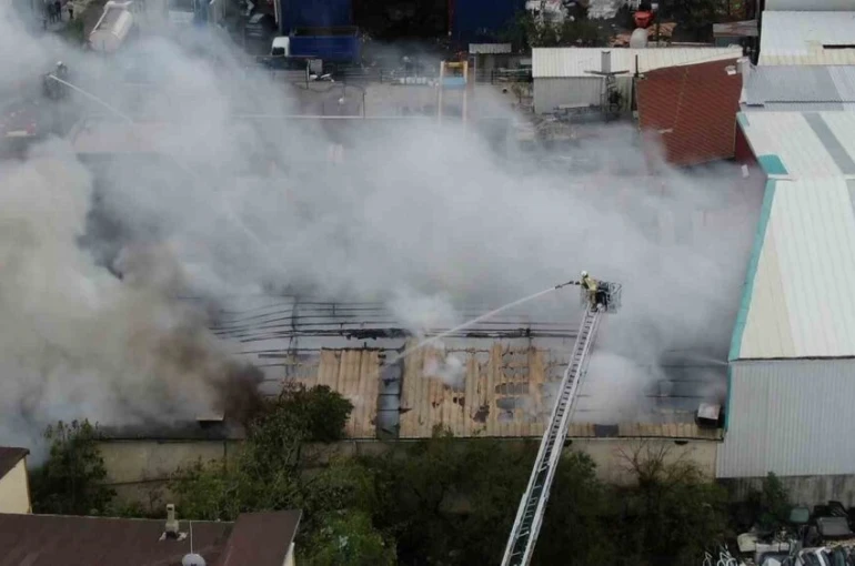 Ataşehir’de fabrika yangını: 4 işçi dumandan etkilendi