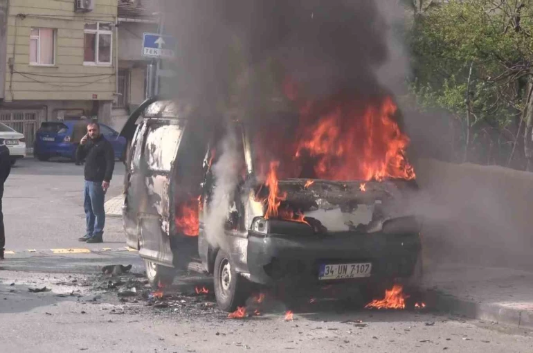 Ataşehir’de minibüs alev alev yandı