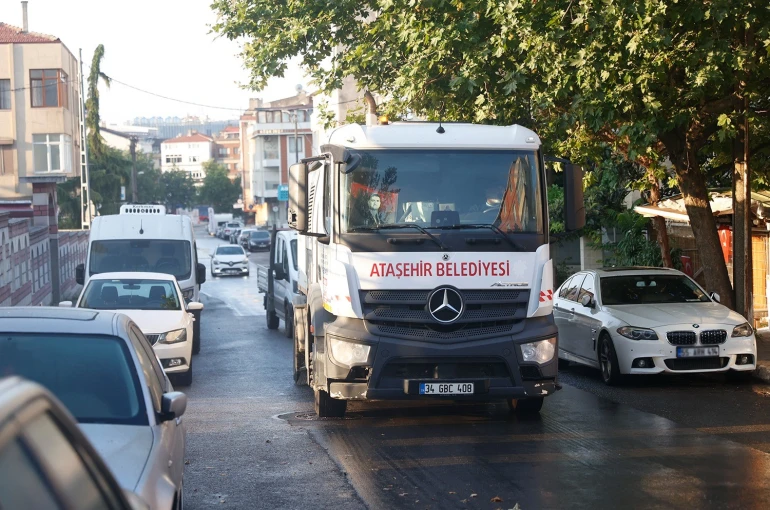 Ataşehir’de temizlik, bakım ve ilaçlama çalışmaları aralıksız sürüyor