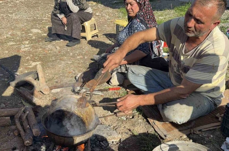 Ateşi eşi harlıyor, o kalaylıyor: Omuz omuza ekmek mücadelesi