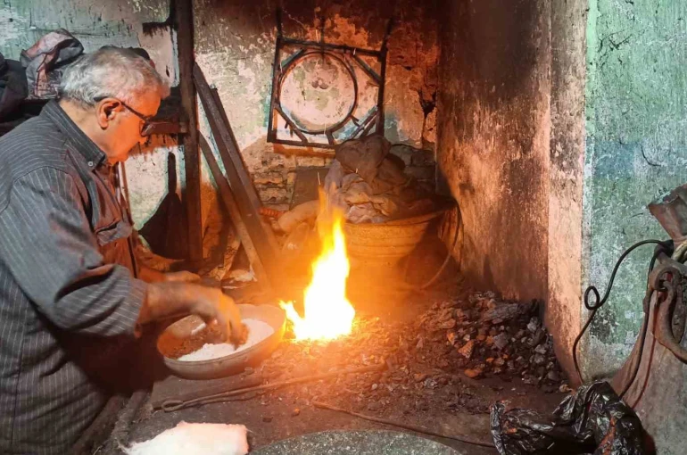 Ateşte tavlanan emek: 45 yıldır kalaycılığı yaşatıyor