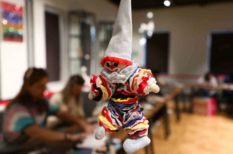 Atık kumaşlar kadınların emeğiyle yılbaşı maskotlarına dönüştü