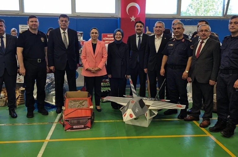 Atık malzemelerden yapılan kostümlere büyük ilgi