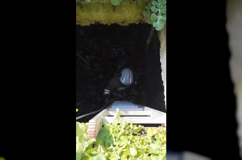 Atık su deposuna düşen kediyi kurtaran itfaiyeci, alkışlarla karşılandı