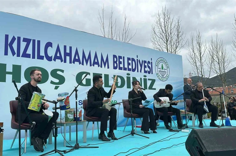 Atıklardan yaptıkları müzik aletleri ile konser verdiler