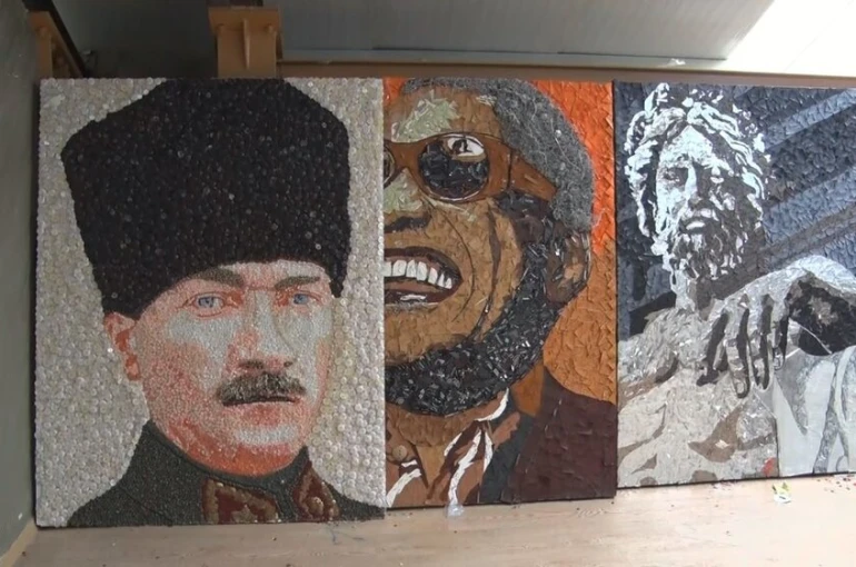 Atıkları sanat eserine dönüştürdü, tabloları tüm dünyada yer buldu