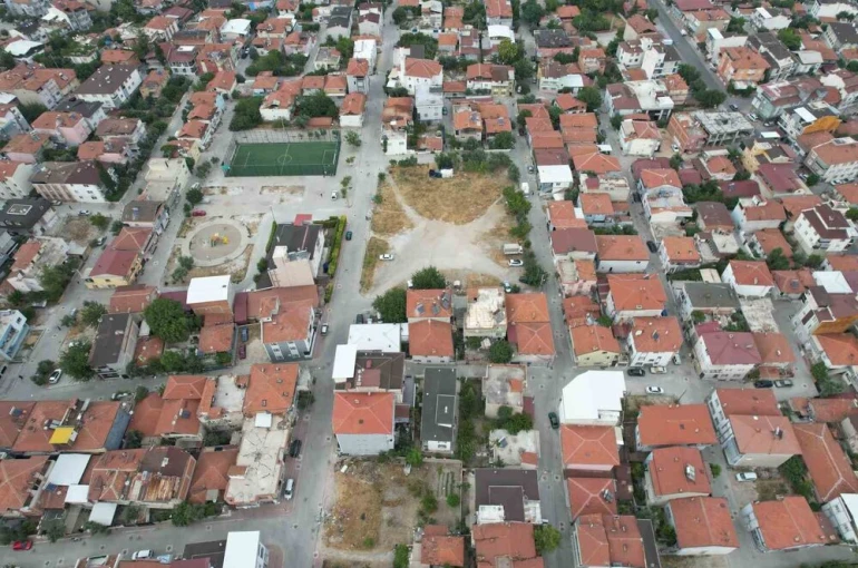 Atıl arsaya okul yaptırmak isteyen muhtar 618 hissedarın peşine düştü