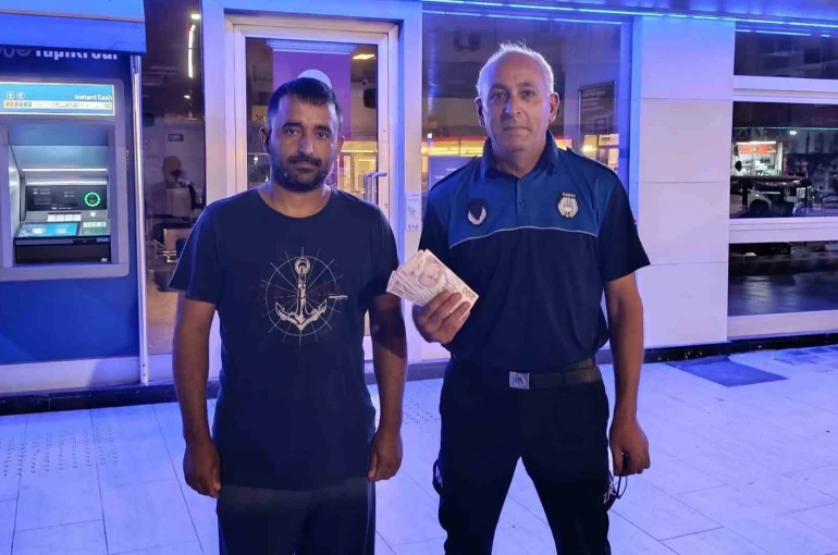 ATM’de bulduğu parayı zabıtaya teslim etti