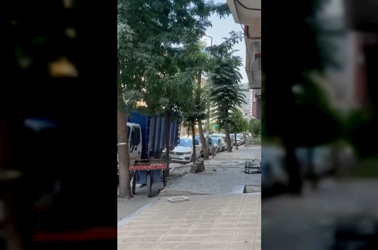 Avcılar’da binanın parçalarını söküp tedbirsiz sokağa attılar
