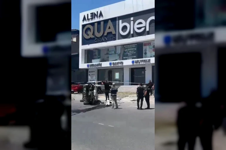 Avcılar’da direksiyon hakimiyetini kaybeden sürücü E-5’ten yan yola uçtu