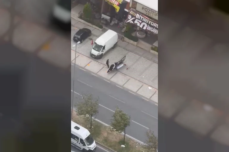 Avcılar’da fırtına sırasında uçan reklam panosu bir vatandaşın üzerine düştü