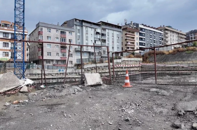 Avcılar’da katlı otopark inşaatında çalışan işçi 15 metreden aşağı düştü