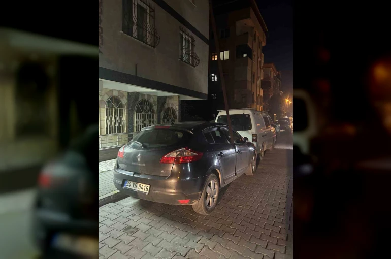 Avcılar’da şiddetli rüzgarda kopan 6 metrelik demir çubuk otomobile saplandı