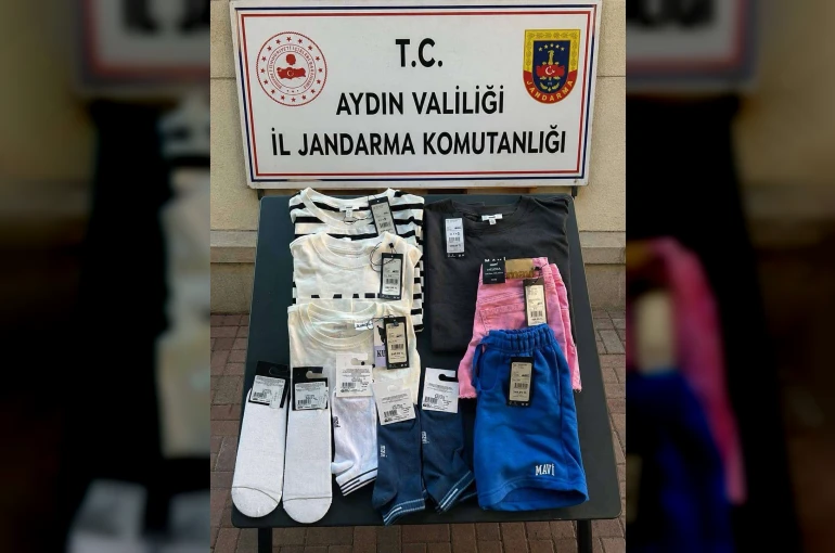 AVM’deki mağazadan kıyafet çalan kadın jandarmaya takıldı