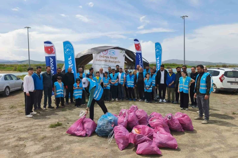 Avrasya Federasyonu’ndan Kale Salkımlı’da kıyı temizliği
